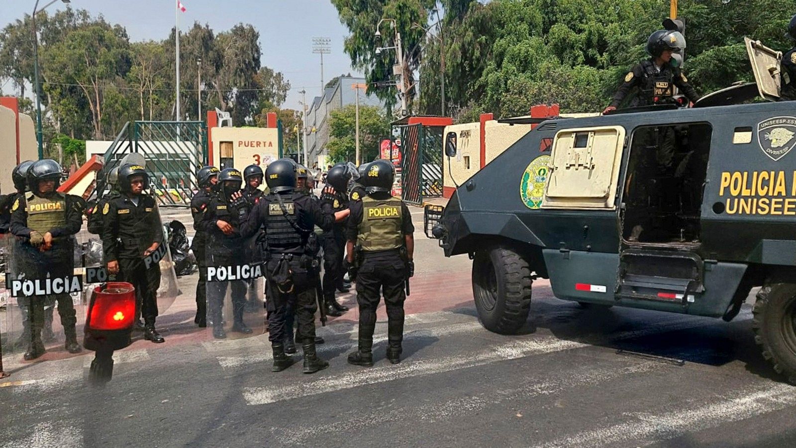 La policía desaloja los manifestantes acampados en la Universidad de San Marcos de Lima