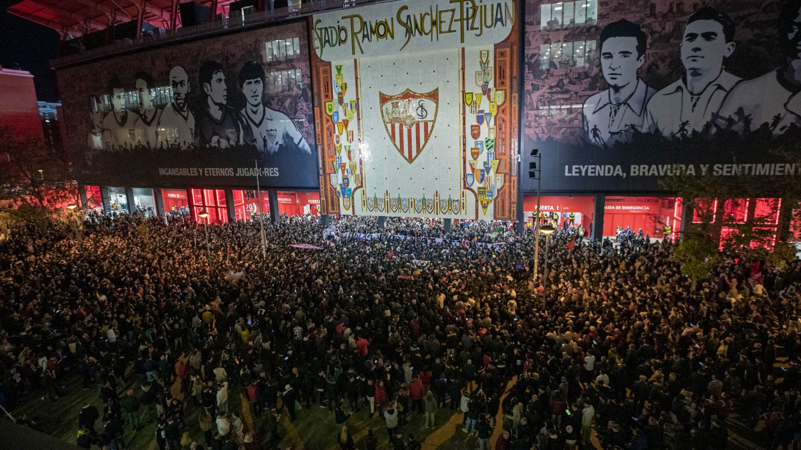 Miles de sevillistas protestan por la gestión del club