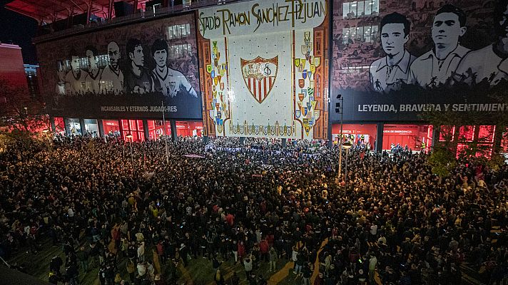 Miles de sevillistas protestan por la gestión del club