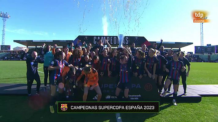 Fútbol - El Barcelona levanta el título de Supercampeonas de España