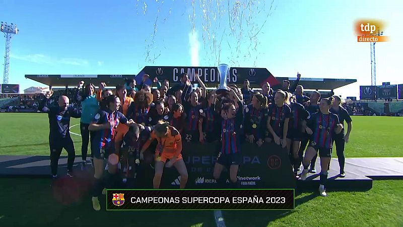 El Barcelona levanta el título de Supercampeonas de España