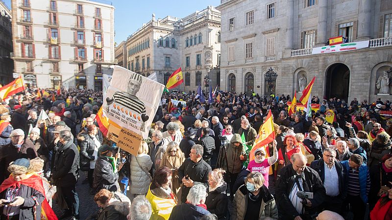 Unas 500 personas se manifiestan en Barcelona contra los acuerdos de Sánchez
