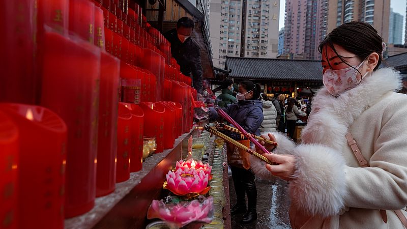 Wuhan recuerda a los difuntos por la pandemia en Ao Nuevo
