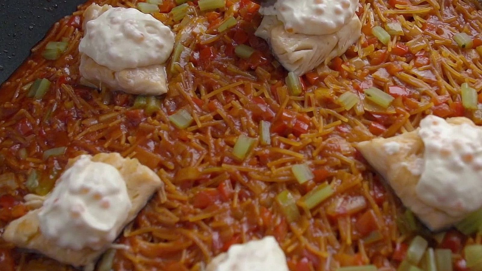 Receta de fideuá de trucha y borrajas de Aizpea Oihaneder - El señor de los bosques | Ver