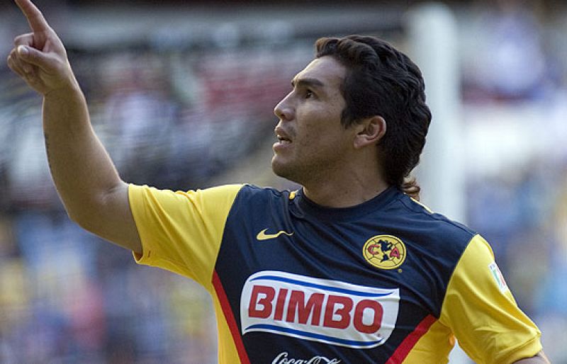 El futbolista paraguayo Cabañas mejora