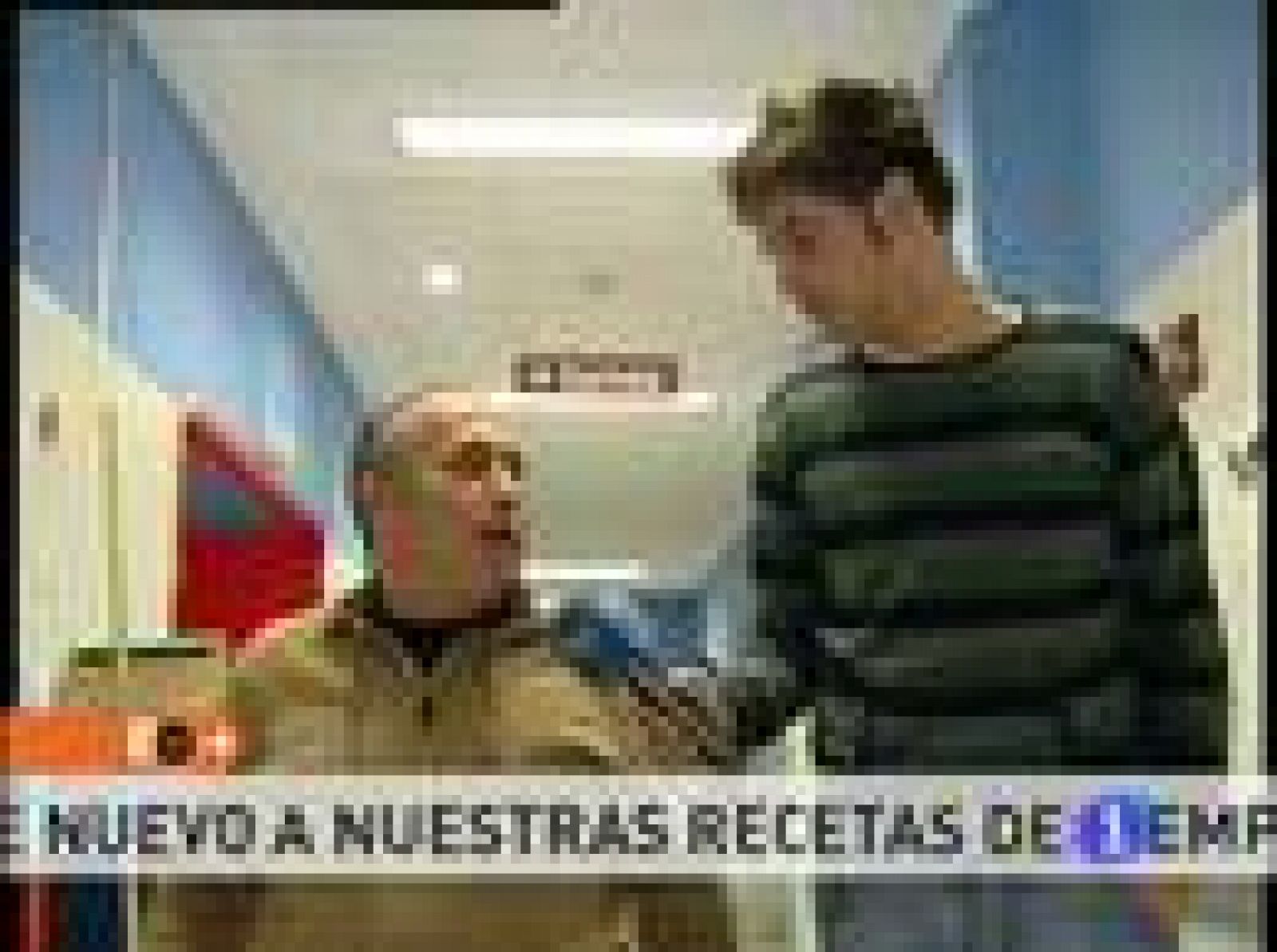 Trabaja como celador en un hospital sevillano y pese a su discapacidad, que le obliga a moverse en silla de ruedas, se ha convertido en el más veloz del centro. Manolo es un ejemplo de profesionalidad y, sobre todo, de esfuerzo personal.