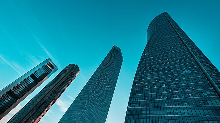 Telediario 1 - La denuncia a las 'Big Four' abre el debate sobre las horas extra