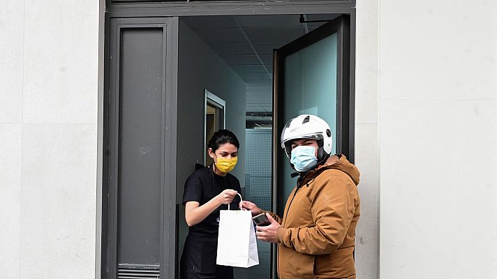 Telediario 2 - El Ayuntamiento de Barcelona intenta regular las "cocinas y supermercados fantasma"