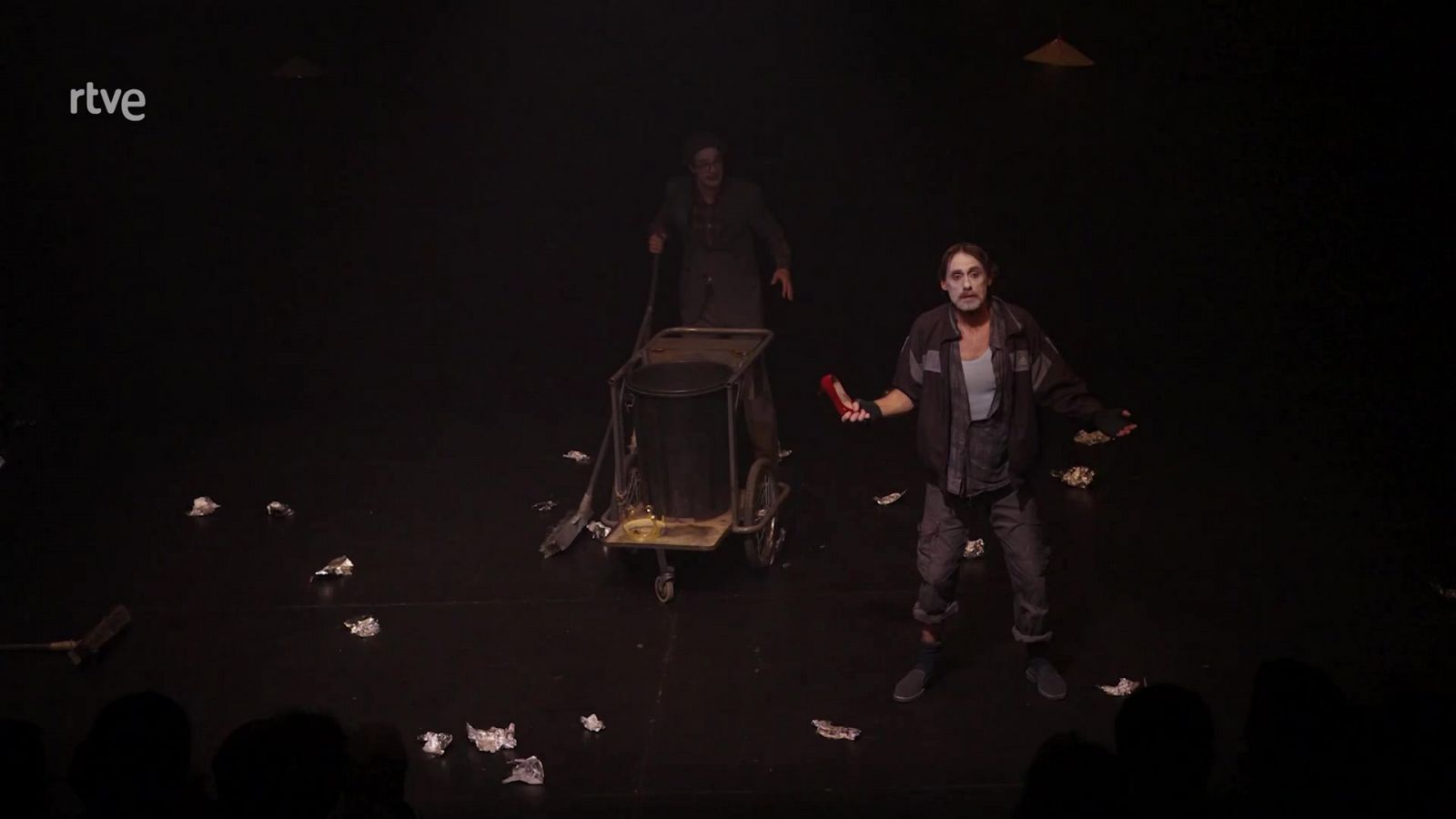 'Los despiertos' es el último montaje teatral del director gaditano, José Troncoso. Cuenta la historia de tres barrenderos que, noche tras noche, además de recoger lo que nosotros desechamos, comparten sus miedos, inseguridades e incertidumbres.