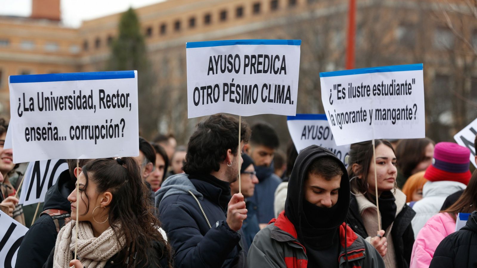 Decenas de jóvenes protestan contra Ayuso en la Complutense: "Fuera fascistas, las ilustres están fuera"   