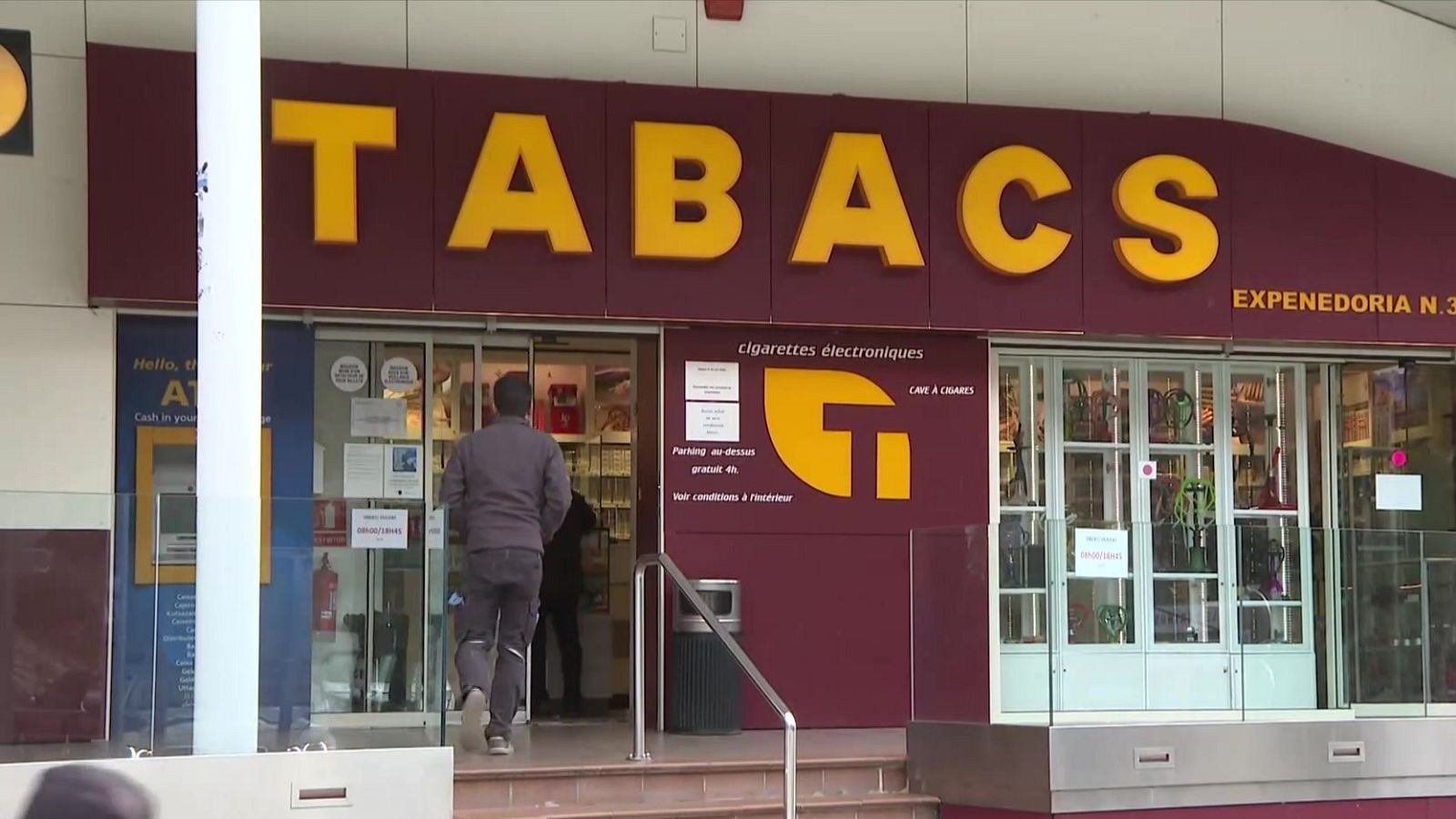Centenares de franceses cruzan a diario la frontera para comprar tabaco en La Jonquera, un pequeño municipio de Girona, donde es mucho más barato.