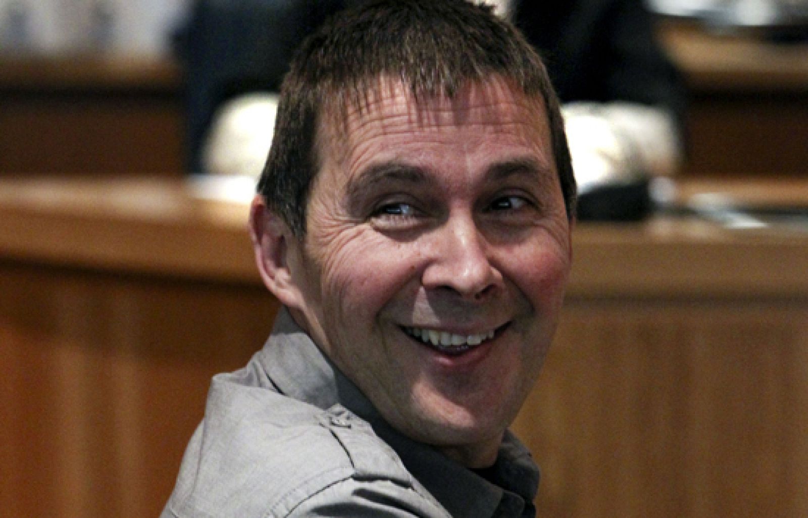 Esta vez es por enaltecer el terrorismo, por participar en un homenaje al etarra Sagarduy. Dos de los acusados que sentaban junto a él, no se han presentado y la policía los busca. En este juicio hemos sabido que Otegi está en huelga de hambre, como varios presos de ETA. 