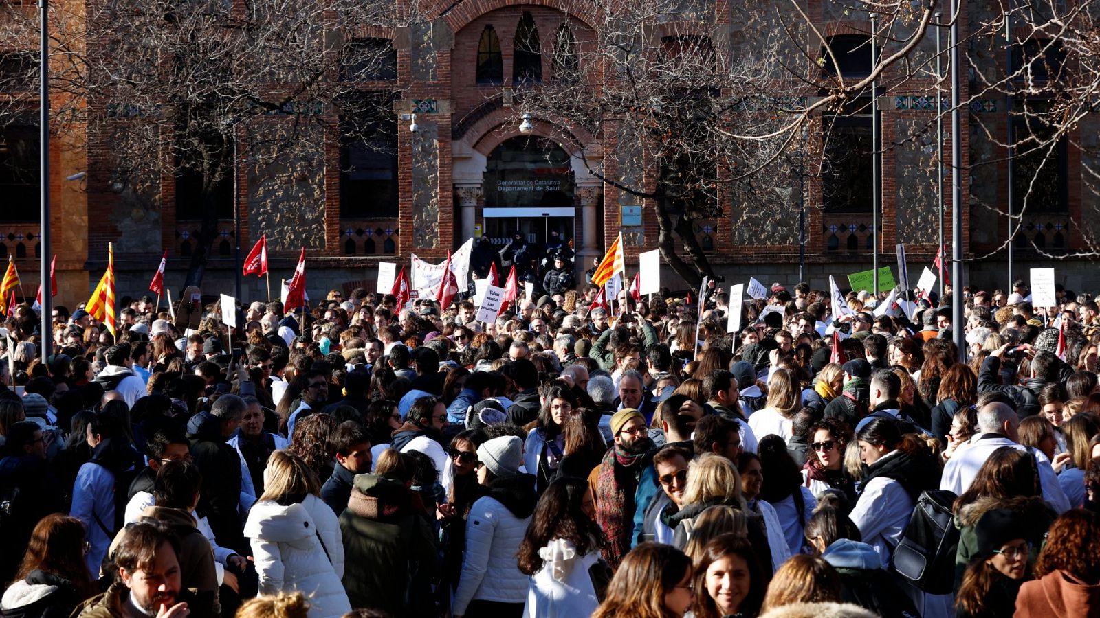 Huelga Cataluña: Miles de médicos y docentes salen a la calle