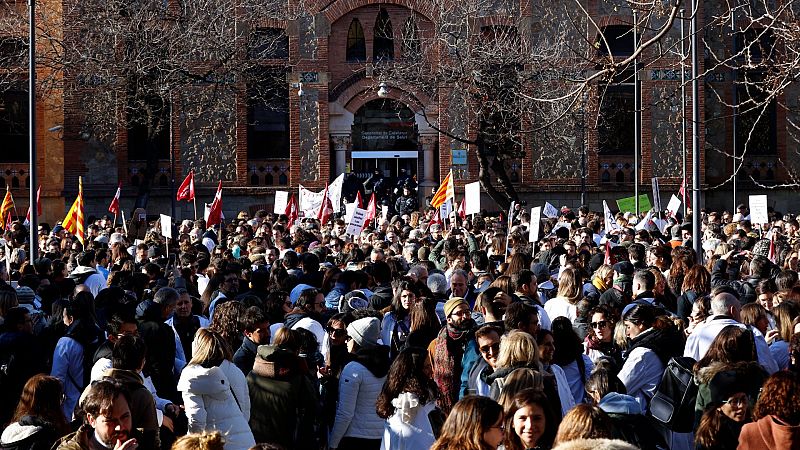 Miles de médicos y docentes salen a la calle en Barcelona en la primera gran jornada de huelga
