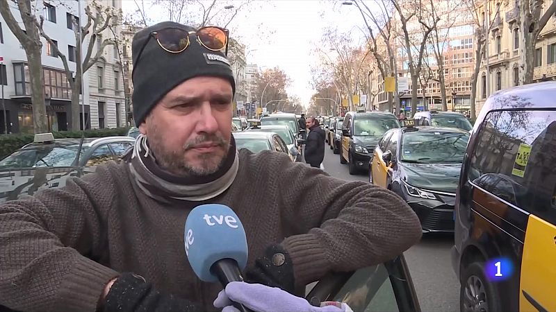 2.000 taxistes tallen Gran Via en protesta contra les VTC