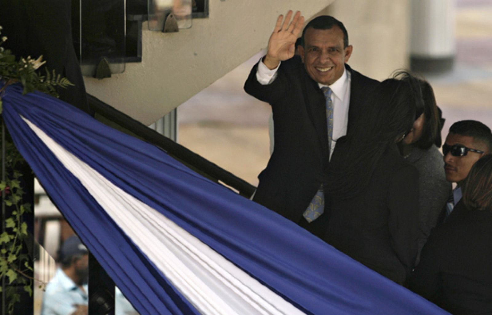 Muchos países, España entre ellos, no reconocen al nuevo gobierno. Está previsto que Manuel Zelaya, el presidente depuesto por un golpe de estado hace siete meses, abandone su encierro en la embajada de Brasil y salga para el exilio en Republica Dominicana.