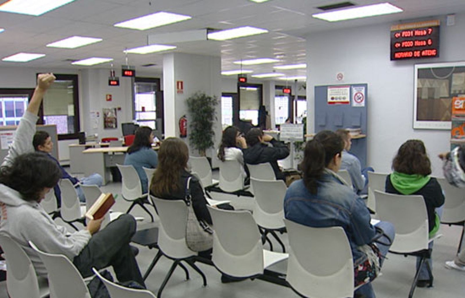 En el segundo trimestre de 2009 llegó casi al 30 por ciento, diecisiete puntos más que el año anterior. Un estudio del Consejo de la Juventud sostiene que el paro es menor entre quienes tienen estudios universitarios o de formación profesional, y afecta menos a las chicas que a los chicos.