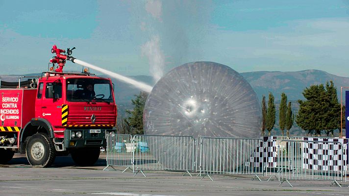 Impulsamos una bola hinchable gigante con un cañón de agua