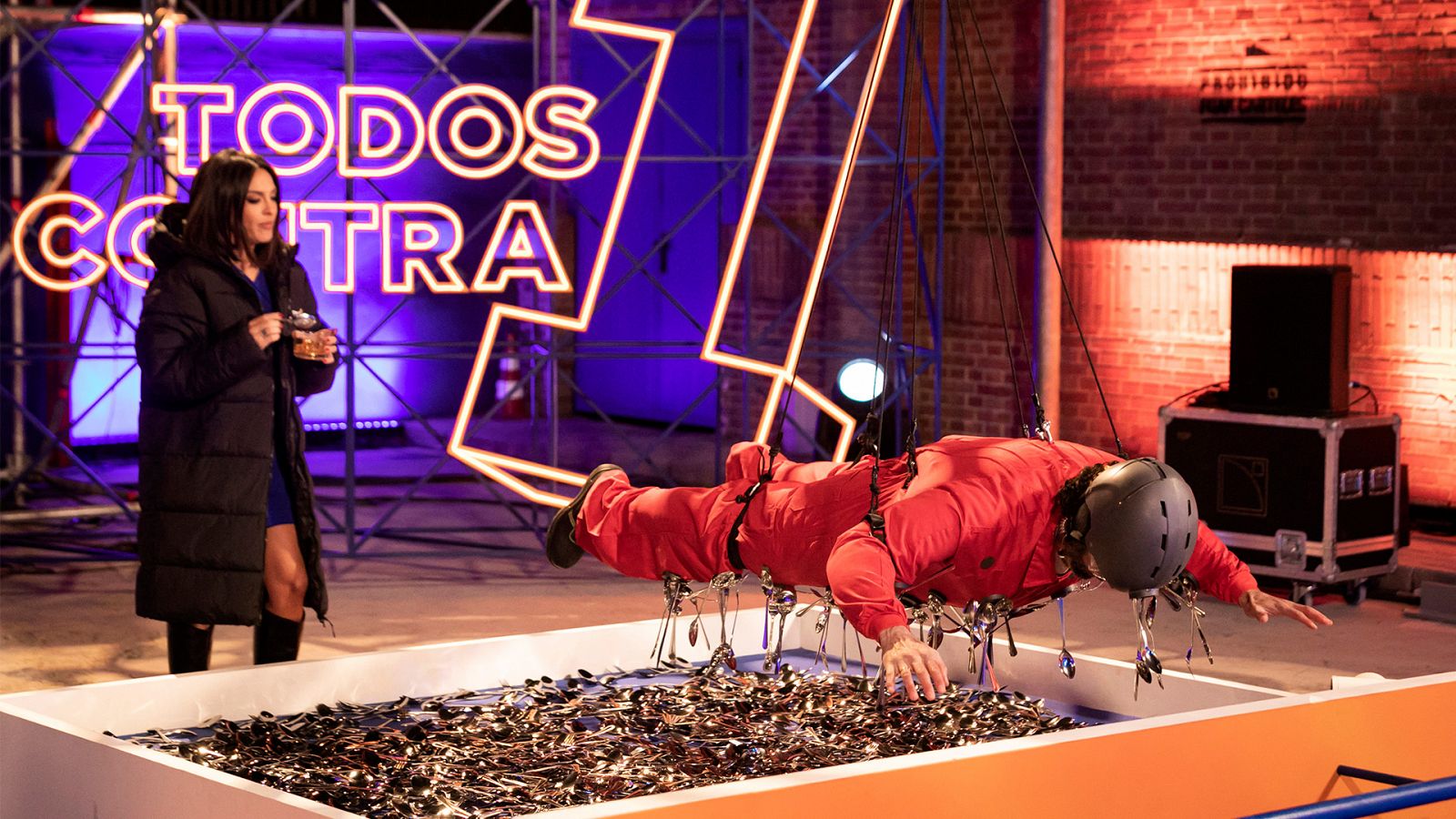 Cubrimos a Raúl Gómez con un traje imantado sobre cubiertos de metal ¿Cuántos se quedarán pegados? | Ver