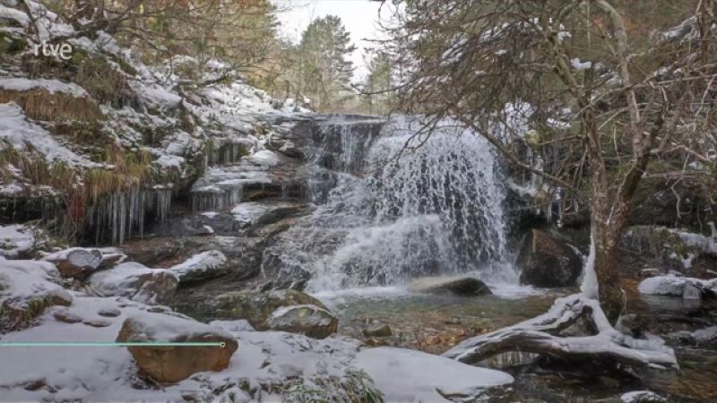 Acumulaciones significativas de nieve en el área cantábrica y norte de los sistemas Central e Ibérico. Heladas generalizadas. - ver ahora