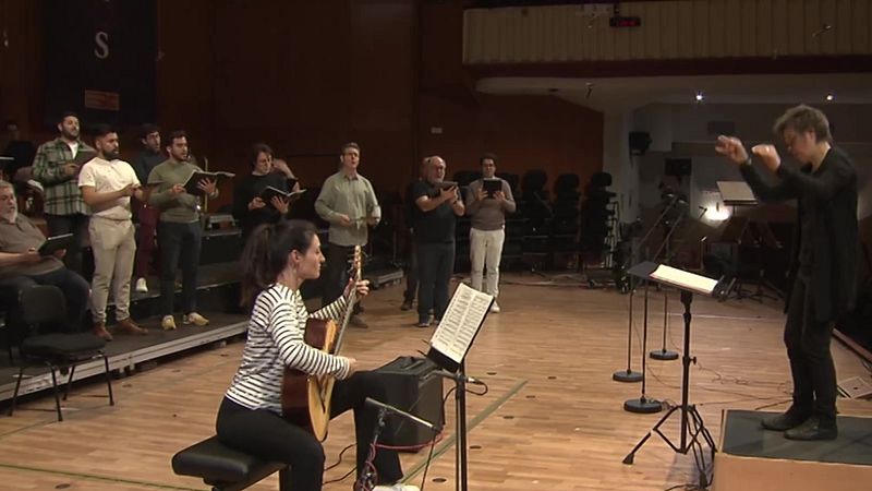 La eslovena Martina Batic dirige al coro de RTVE en el Teatro Monumental de Madrid