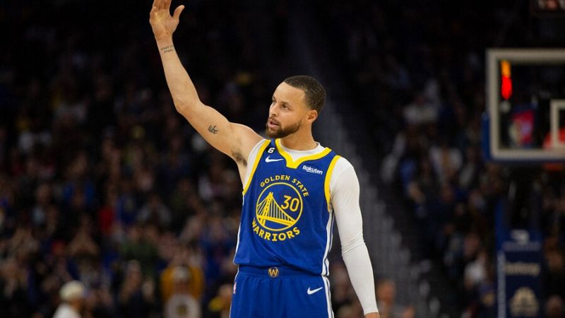 Curry y Antetokounmpo brillan en la jornada de la NBA