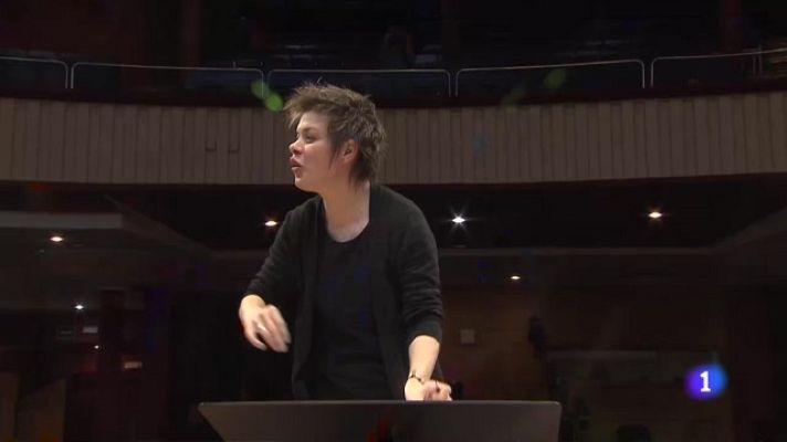 Telediario Fin de Semana - Martina Batic dirige el Coro de Raditelevisión Española