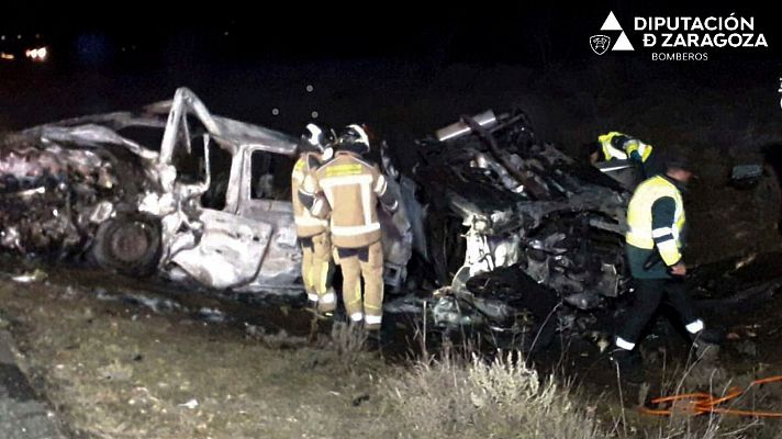 Cuatro muertos en un choque frontal de dos vehículos en Zaragoza