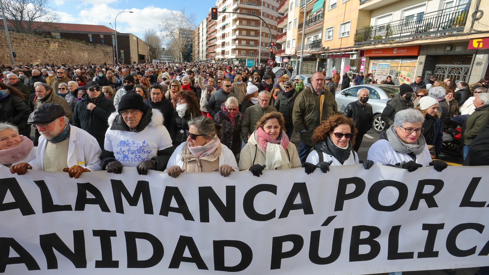 Médicos y pediatras se concentran en defensa de la sanidad pública