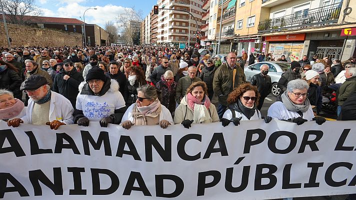 Médicos y pediatras se concentran en defensa de la sanidad pública