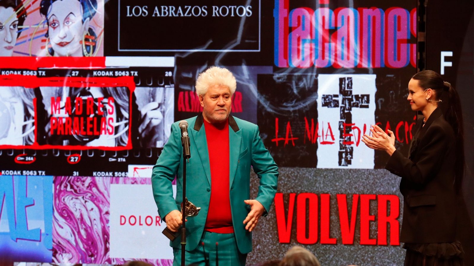 Pedro Almodóvar recibe emocionado el Feroz de Honor