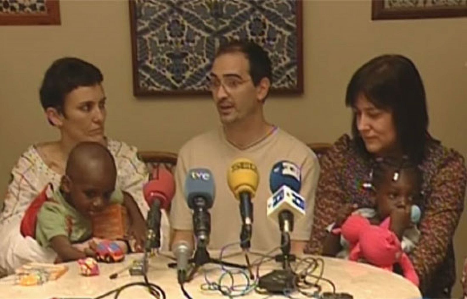 Ya están en brazos de sus padres los niños haitianos adoptados por parejas catalanas | Ver