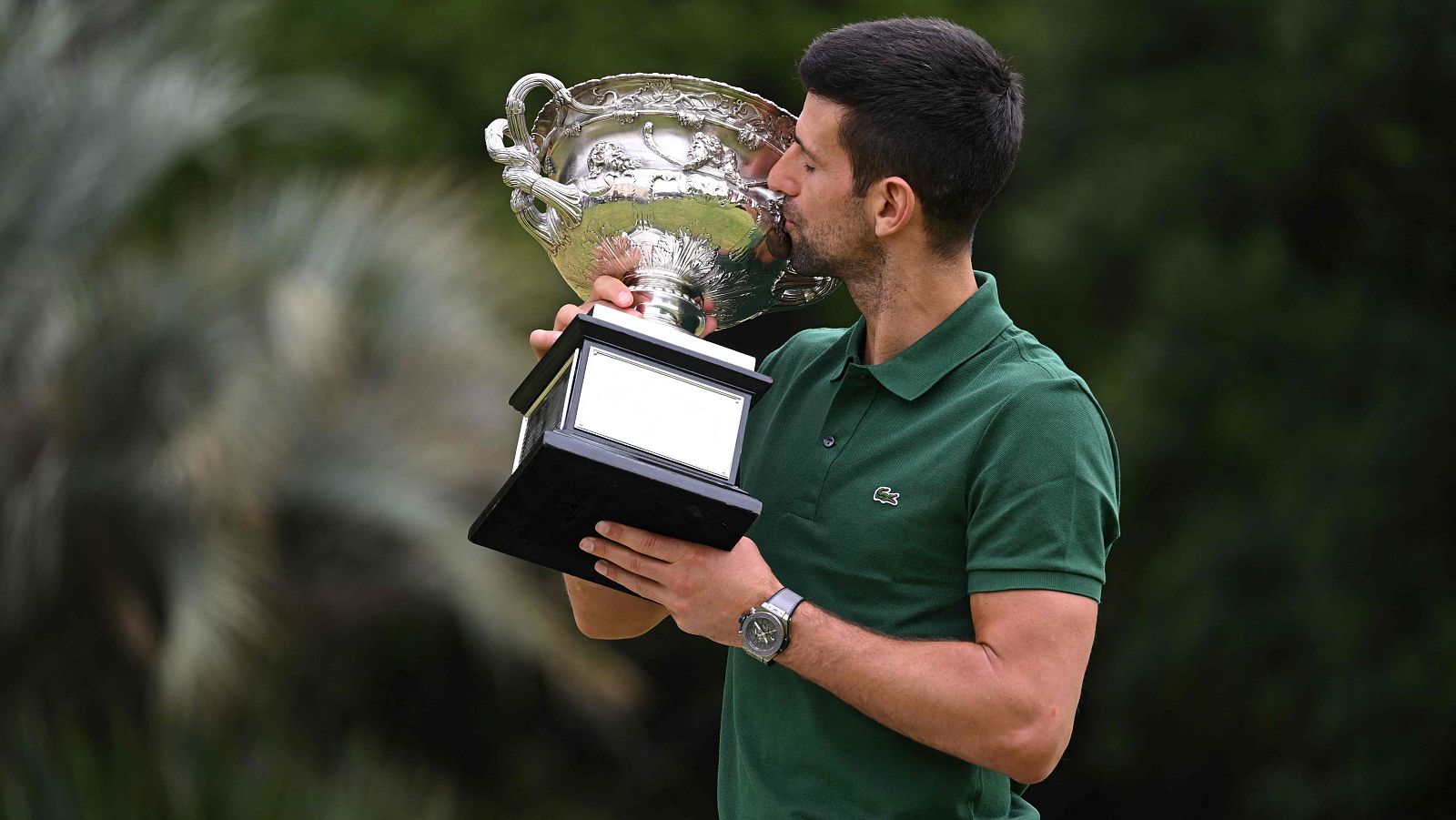 Djokovic posa con el trofeo del Open de Australia y recupera el Nº1 del mundo