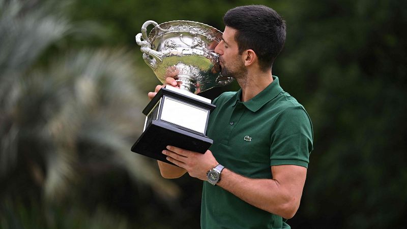 Djokovic posa con el trofeo del Open de Australia y recupera el Nº1 del mundo  