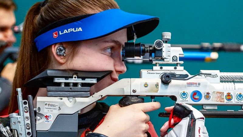 La tiradora y estudiante Helena Arias, en la élite deportiva y científica -- Ver ahora