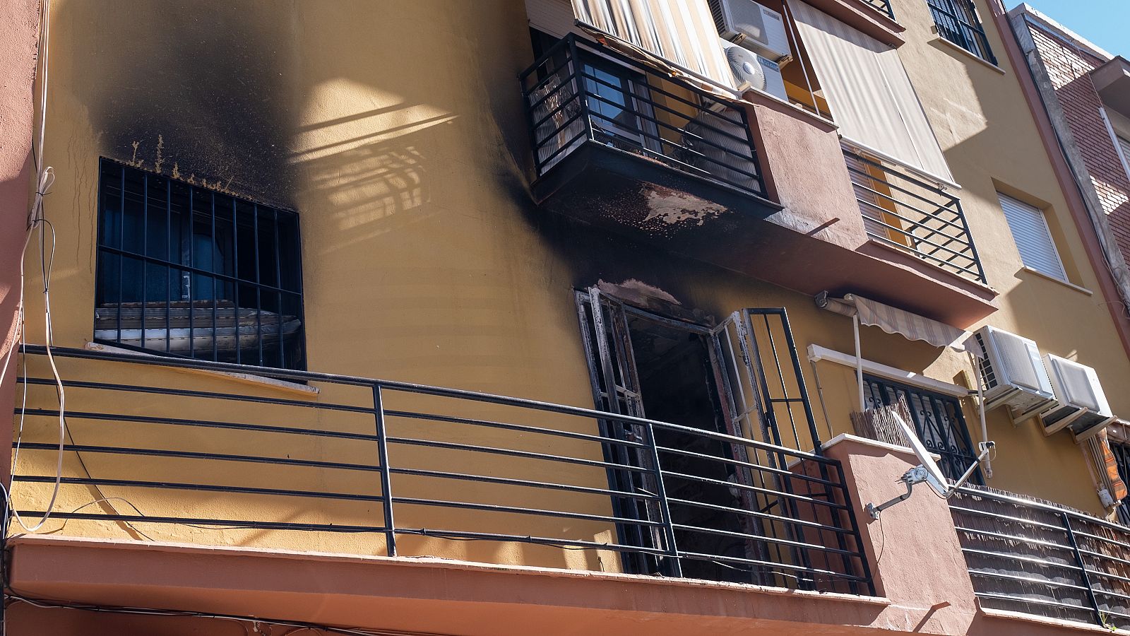Mueren tres estudiantes en el incendio de un piso en Huelva