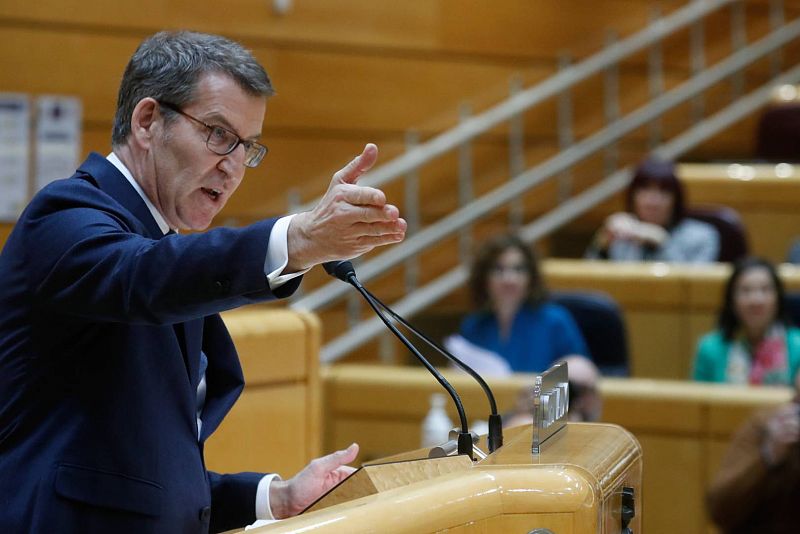 El presidente del Partido Popular, Alberto Núñez Feijóo, ha pedido este martes en el Senado al presidente del Gobierno, Pedro Sánchez, que rectifique "inmediatamente" la ley del 'solo sí es sí'.