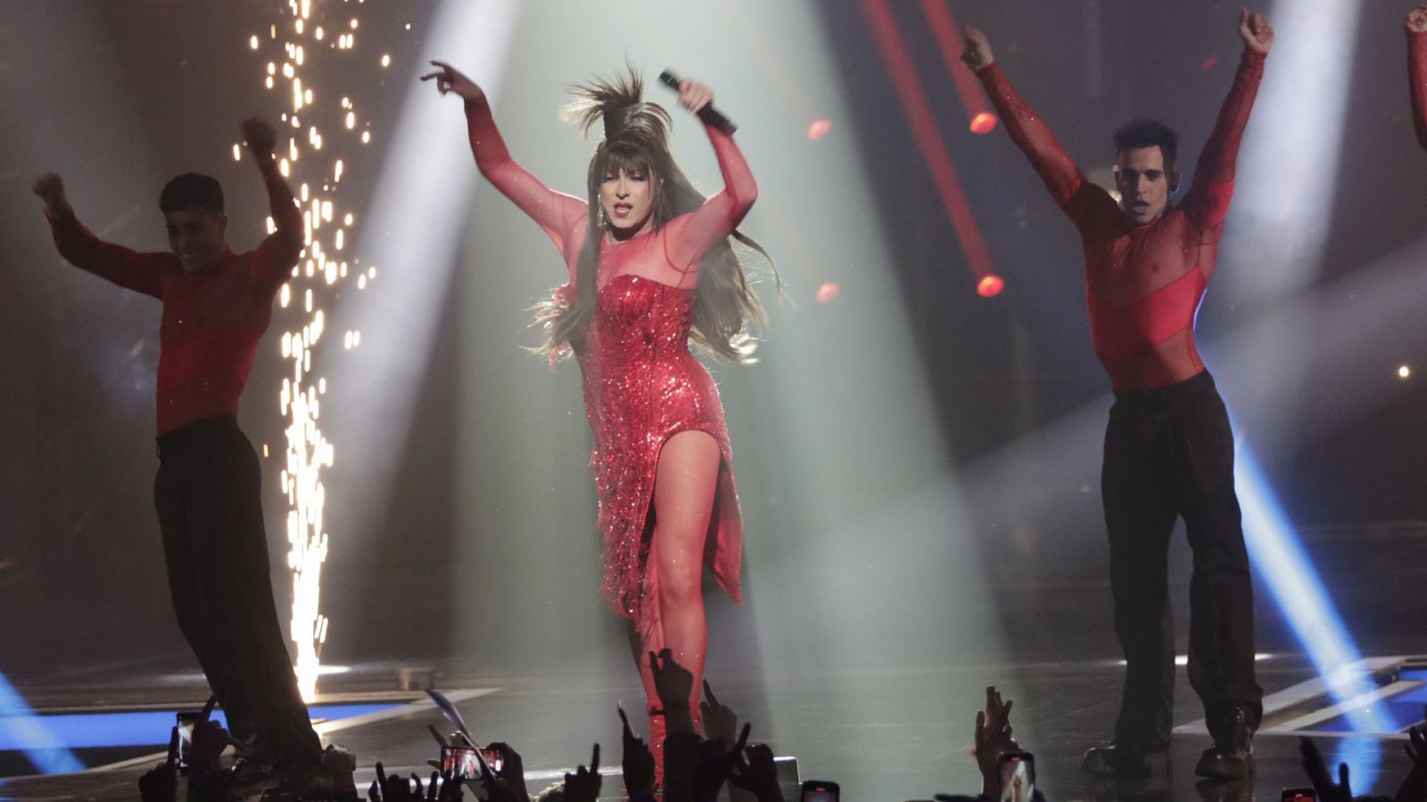 Benidorm Fest 2023: Sharonne canta "Aire" en la primera semifinal
