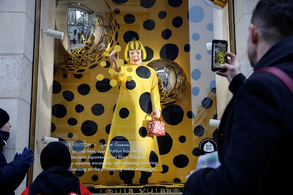 París rinde homenaje a la artista Yoyaoi Kusama con una escultura gigante llena de color