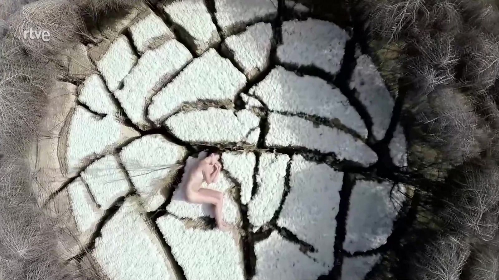 En esta entrega de Boek visual nos acercamos a la obra del artista Nacho Arantegui, quien diseña y dirige experiencias artísticas en espacios naturales.