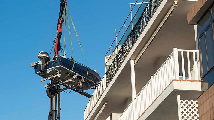 Telediario 1 - Un vecino de Castell sube su barca al tejado para ahorrarse pagar un amarre