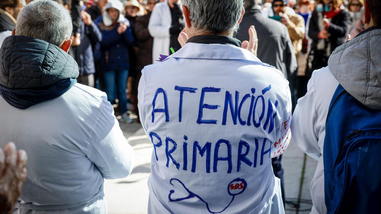 La España vaciada se enfrenta a la falta de hospitales y especialistas: "Viajamos en avión y tardamos 35 minutos"