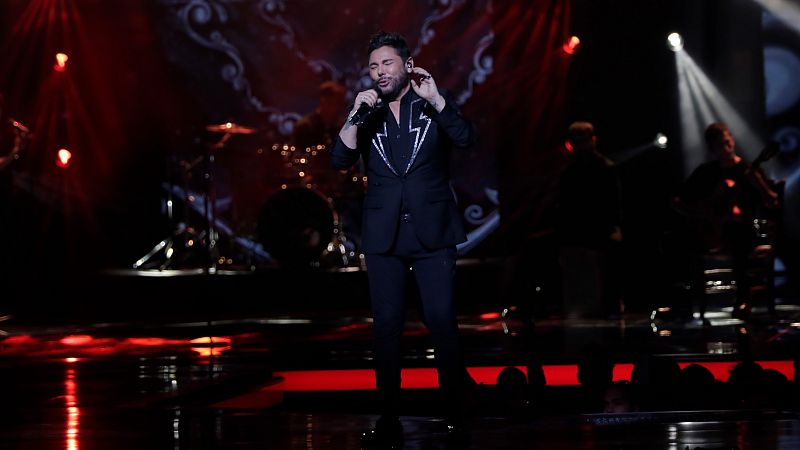 Benidorm Fest - Miguel Poveda canta "Eres tú" en la segunda semifinal