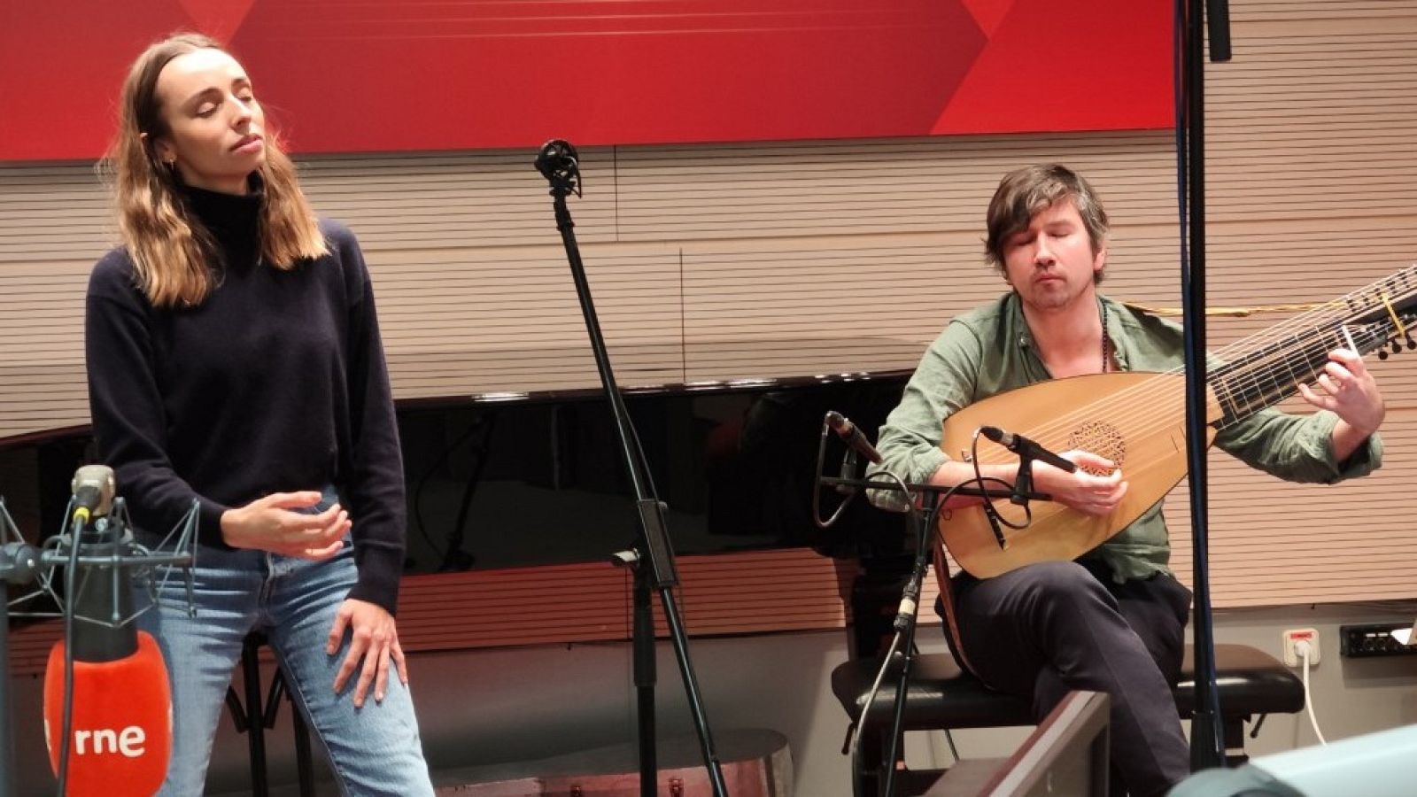 Actuación musical de Lea Desandre y Thomas Dunford - escuchar ahora