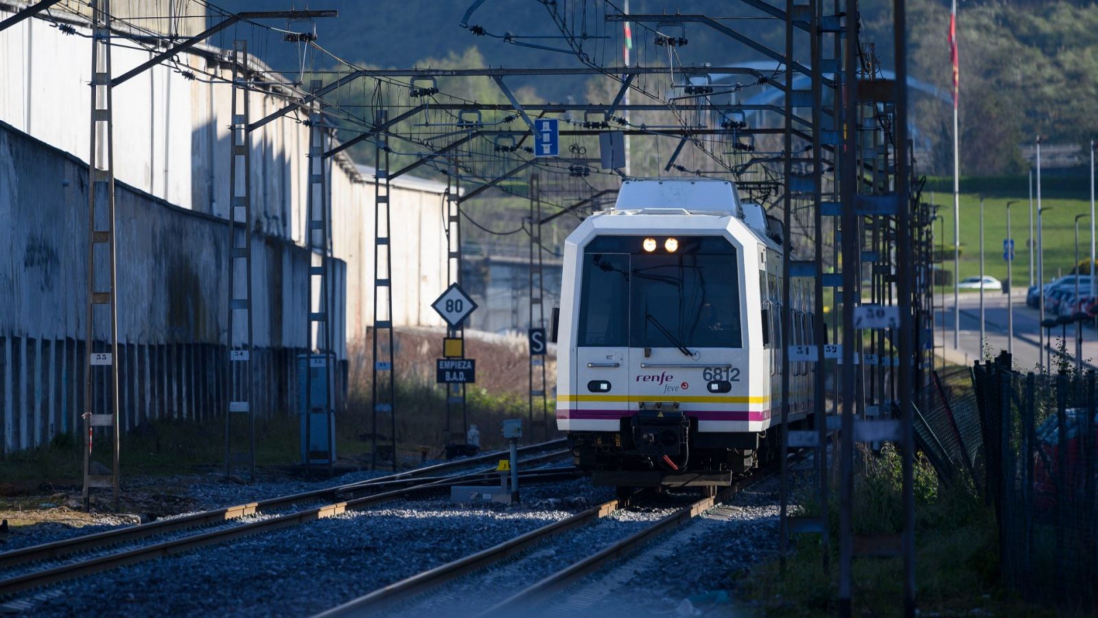 Indignación en Cantabria y Asturias: los nuevos trenes no caben en los túneles