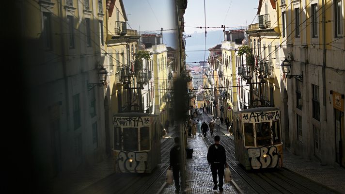 Telediario 2 - Localizan con vida a la joven portuguesa que llevaba ocho meses retenida con un hombre al que conoció jugando online