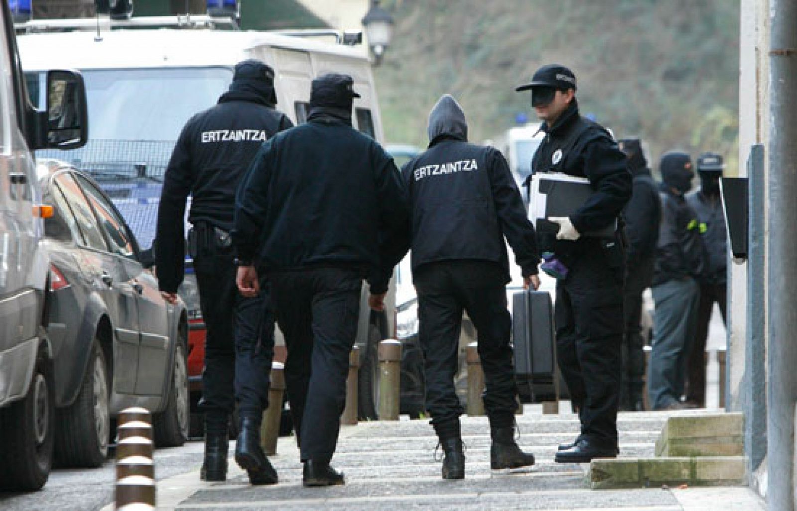 En la operación se han incautado armas, material para fabricar explosivos y droga.