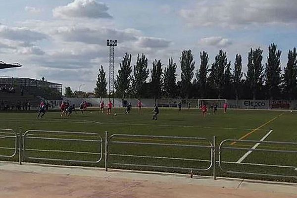 Un jugador del CD Madridejos, de 20 años, muere mientras jugaba un partido