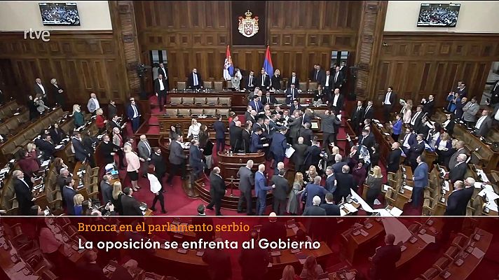 Bronca en el Parlamento serbio