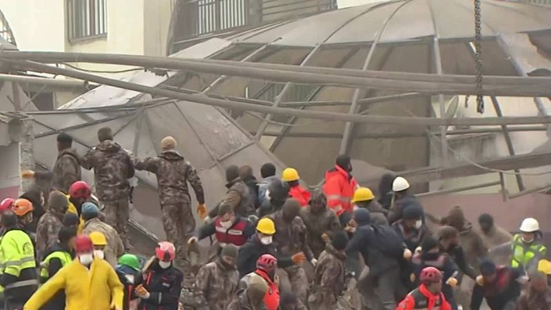 Dos edificios de varias plantas se derrumban en Turquía tras el terremoto